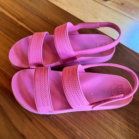 Reef Kids Bright Pink Sandals - Picture 1 of 1